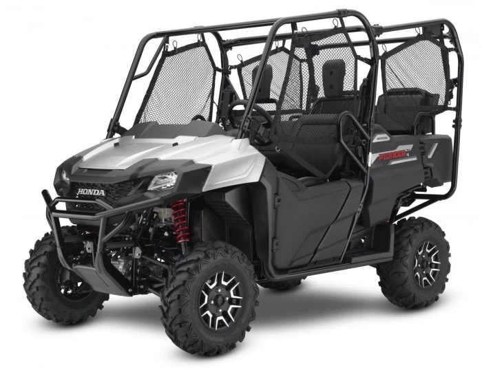 UTV-ul Honda Pioneer 700-4 Deluxe are un design care se diferentiaza de cel al altor modele 700-4, insa varianta Deluxe nu se rezuma doar la aspectul modern. Modelul din fruntea seriei 700-4 aduce schimbarea manuala s...