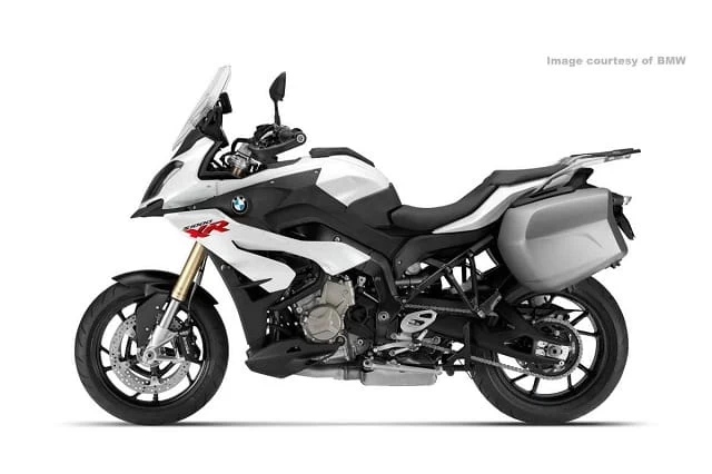 Din noiembrie 2014 pana in mai 2015 s-au scurs o gramada de luni, dar asteptarea chiar a meritat. Vorbim de noul 2015 BMW S1000XR, in legatura cu care au aparut atat informatii complete, cat si o serie de imagini, unu...