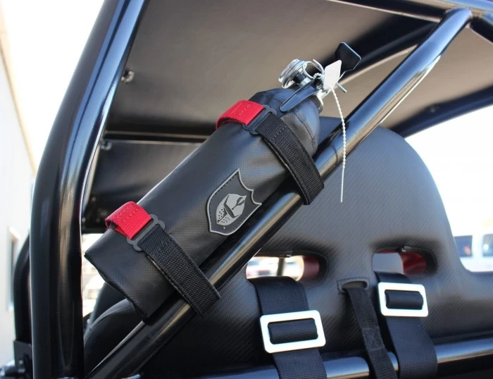 Pro Armor aduce un accesoriu potrivit pentru UTV-ul&nbsp;dumneavoastra, daca va ganditi la siguranta: stingatorul de incendiu First Alert Extinguisher. Kitul se livreaza cu stingator si cu sistem de montare cu siguran...