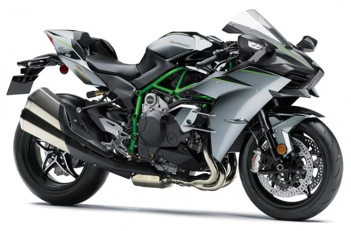 Kawasaki se bucura de o popularitate foarte mare in special in randul riderilor pasionati, motiv suficient pentru ca fiecare lansare a unui nou lineup sa fie asteptata cu entuziasm si nerabdare. Este si cazul modelelo...