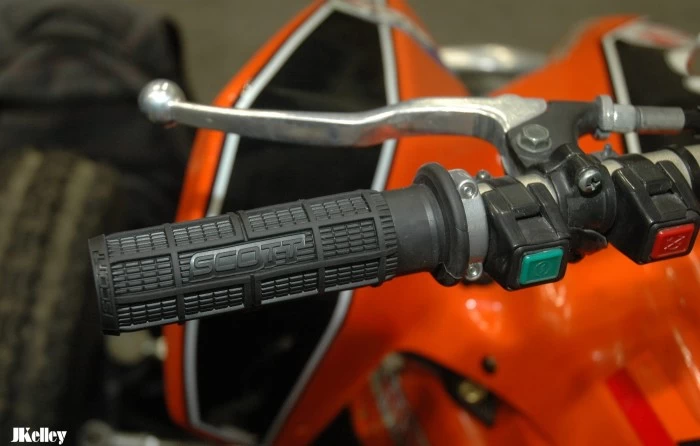 Durerile in zona incheieturilor precum si lipsa aderentei manusii pe manetele ATV-ului nu mai sunt acum o problema. Accesoriile Boyesen SHOKOUT au fost create pentru a permite pilotilor sa ruleze in conditii optime si...
